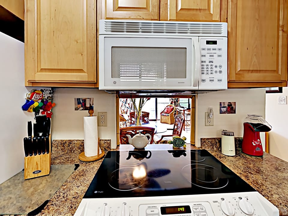 Kitchen - Have a blast while preparing your favorite local snacks in this bright and clean kitchen.