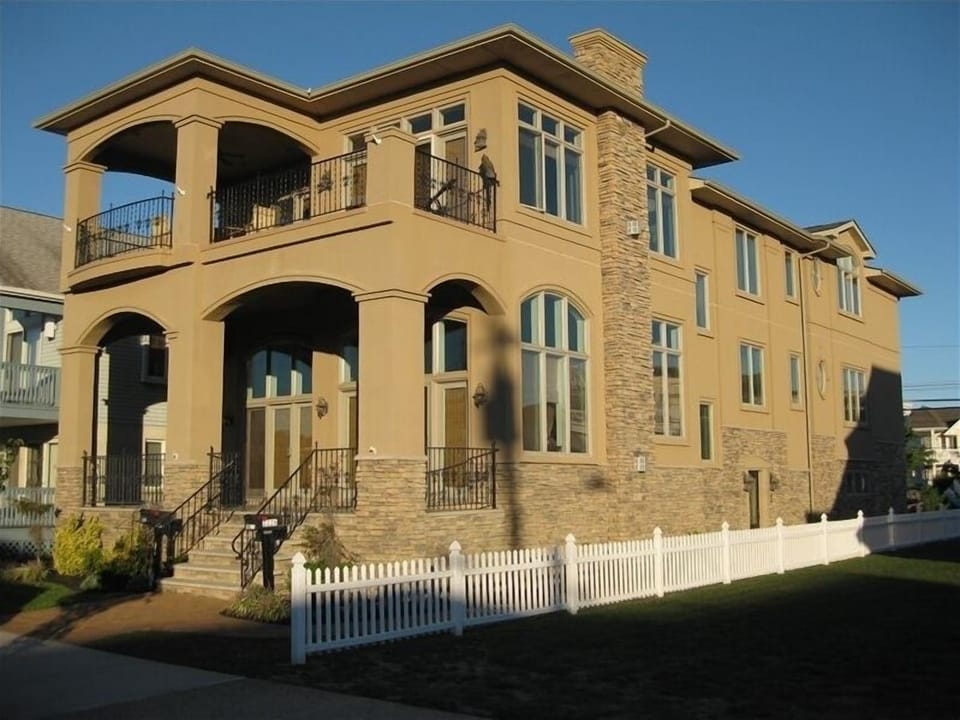 2226 Wesley Ave, 2nd Floor *Gold Coast* Lots of Natural Light-New Built in 2006