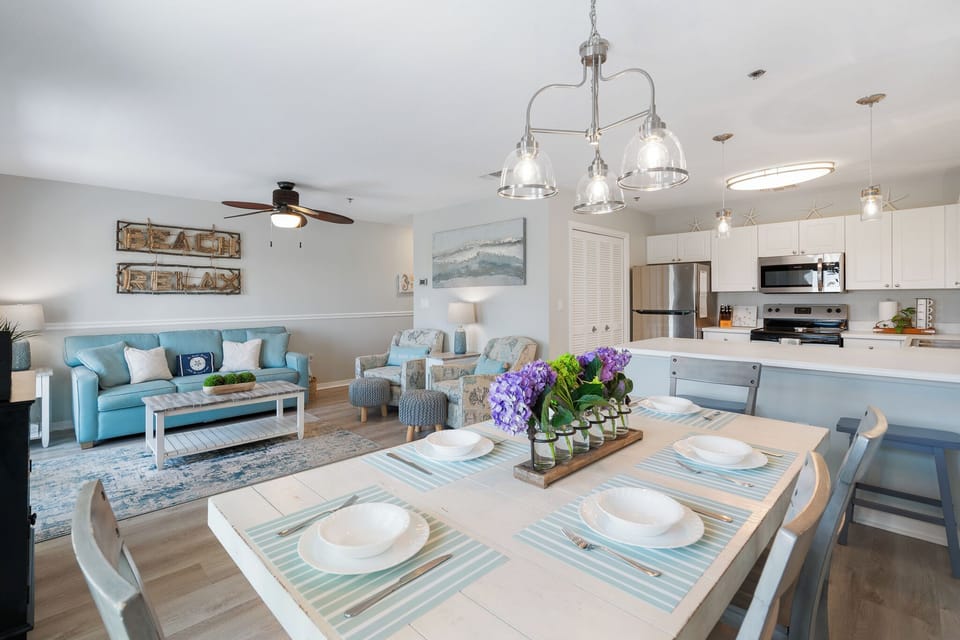 Open Concept Layout with Access to Kitchen 