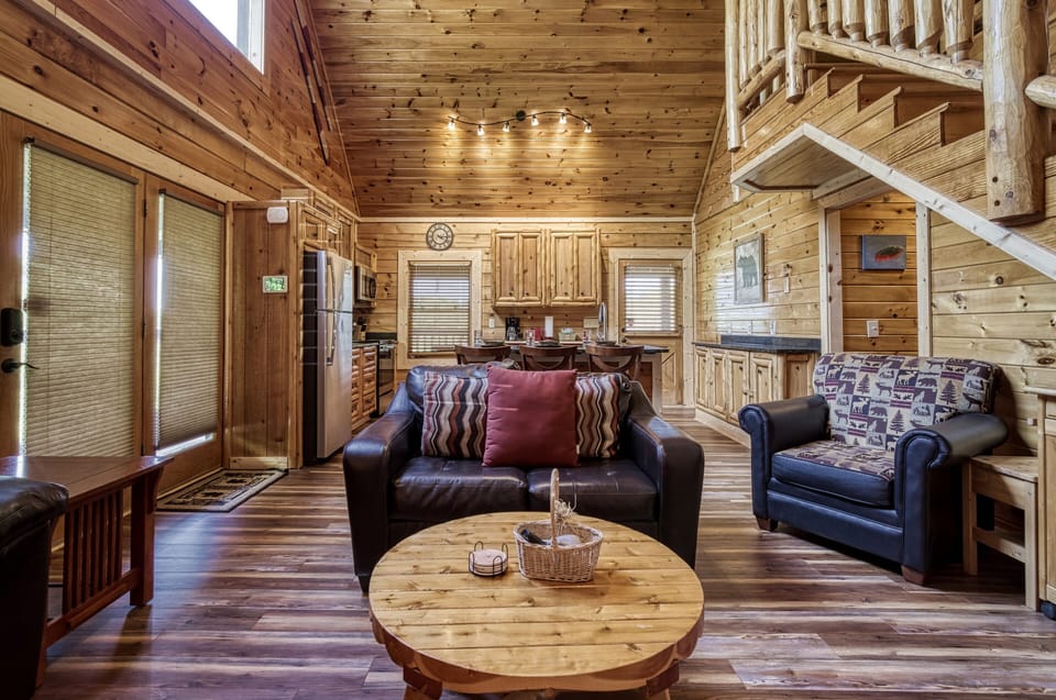 Lake Front Cabin in Sevierville - Smoke on the Water - Living room and fully furnished kitchen