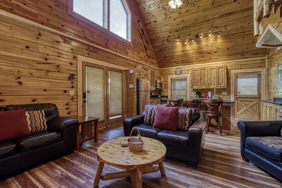 Lake Front Cabin in the Sevierville - Smoke on the Water - Living room and fully furnished kitchen