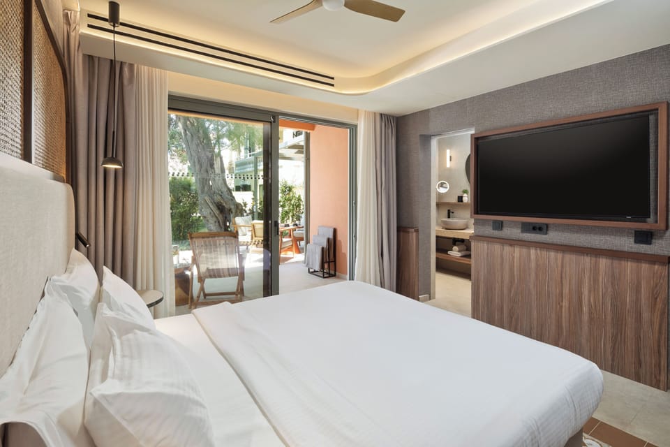 Deluxe Family Suite, Private Pool | Premium bedding, in-room safe, desk, laptop workspace