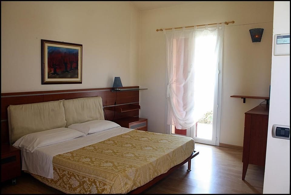 Minibar, desk, cribs (surcharge), rollaway beds (surcharge)