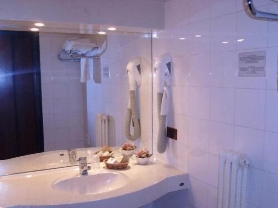 Shower, rainfall showerhead, free toiletries, hair dryer