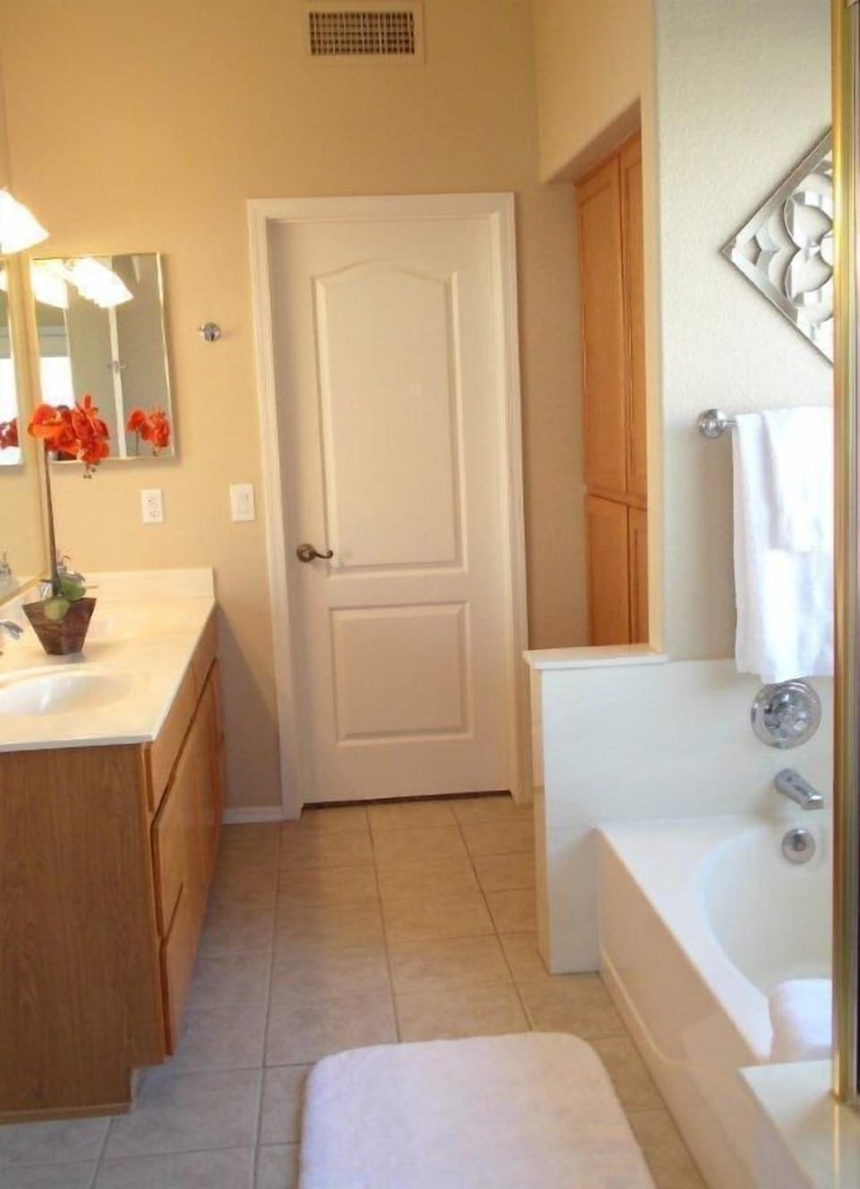 5 piece Master Bath, double shower, double sinks, and garden tube - pic 1 of 2