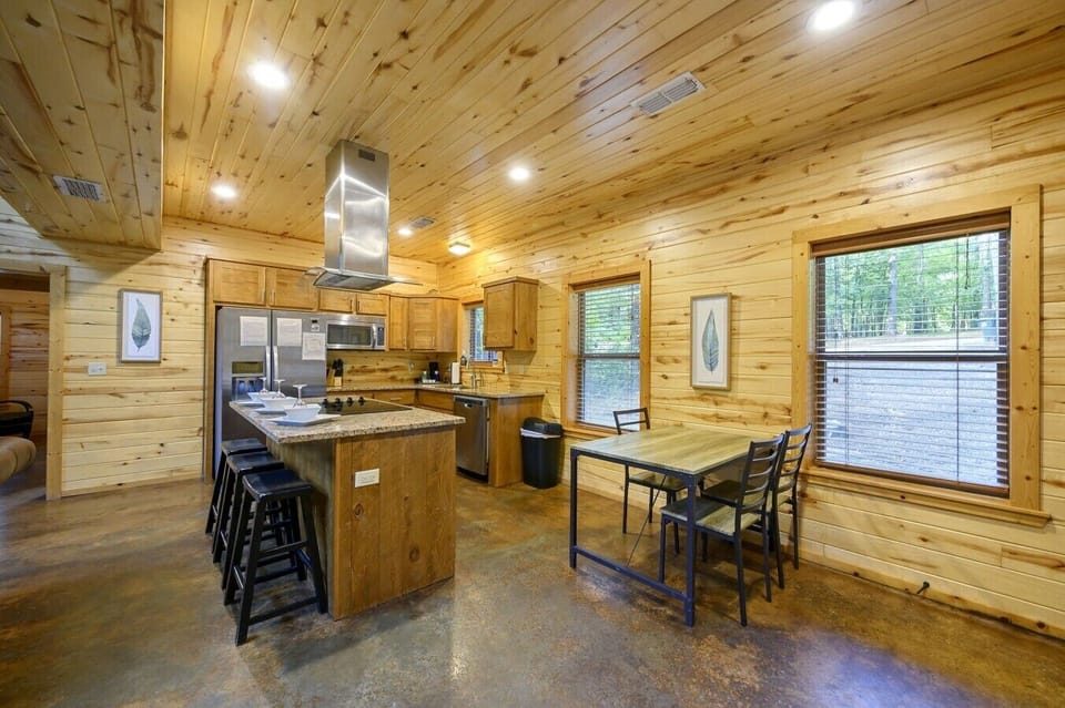 16_Driftwood_Cabin_kitchen_dining_wide