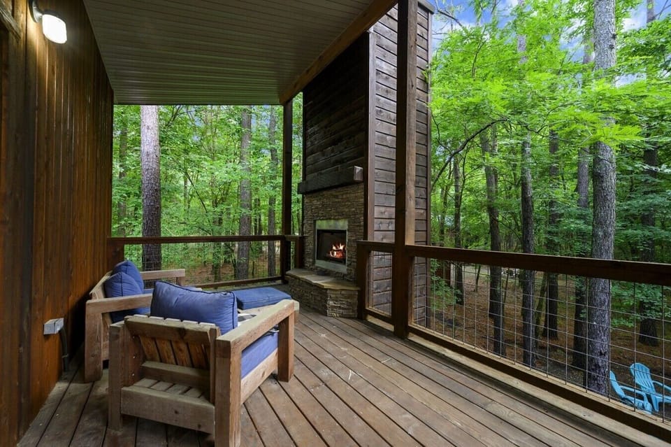 09_Driftwood_Cabin_upper_deck_fireplace_forest