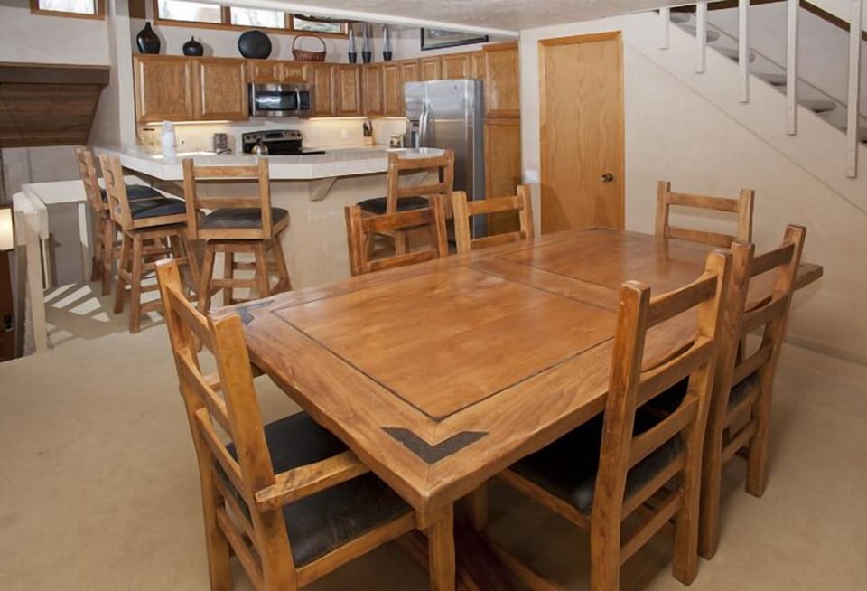 Open floor plan with Dining Room seating for 8, additional seating at bar in KT
