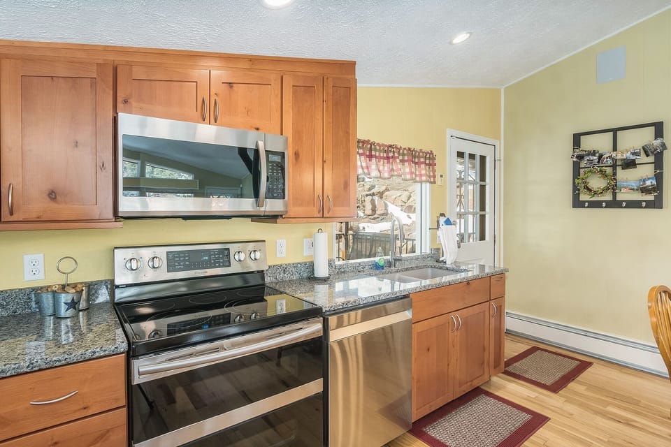 House, 3 Bedrooms | Private kitchen | Microwave, dishwasher, highchair, cookware/dishes/utensils