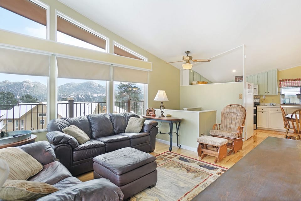 House, 3 Bedrooms | Living area | TV, fireplace