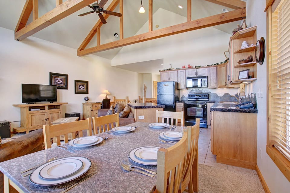 Condo, 2 Bedrooms | Dining