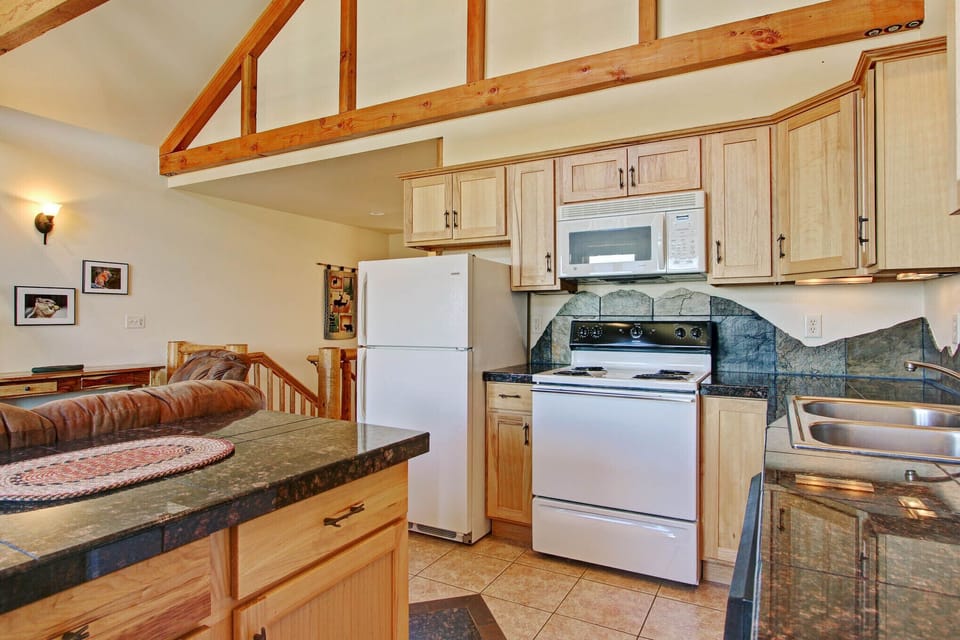 Condo, 2 Bedrooms | Private kitchen | Fridge, microwave, oven, dishwasher