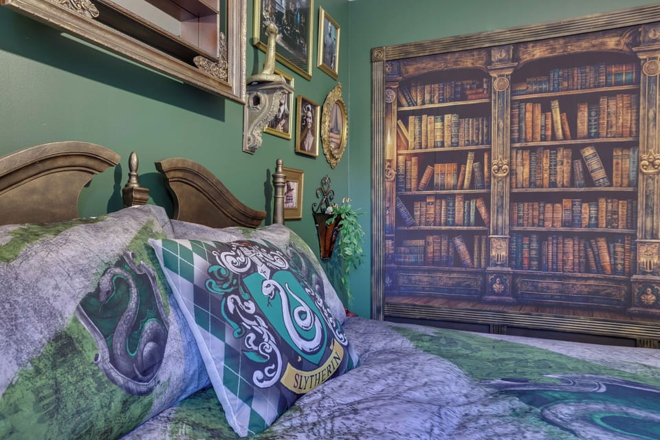 Stunning decorations that reflect the spirit of the Slytherin House. 