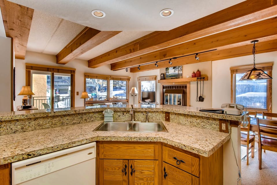 Condo, 2 Bedrooms | Private kitchen | Coffee/tea maker, oven, dining table