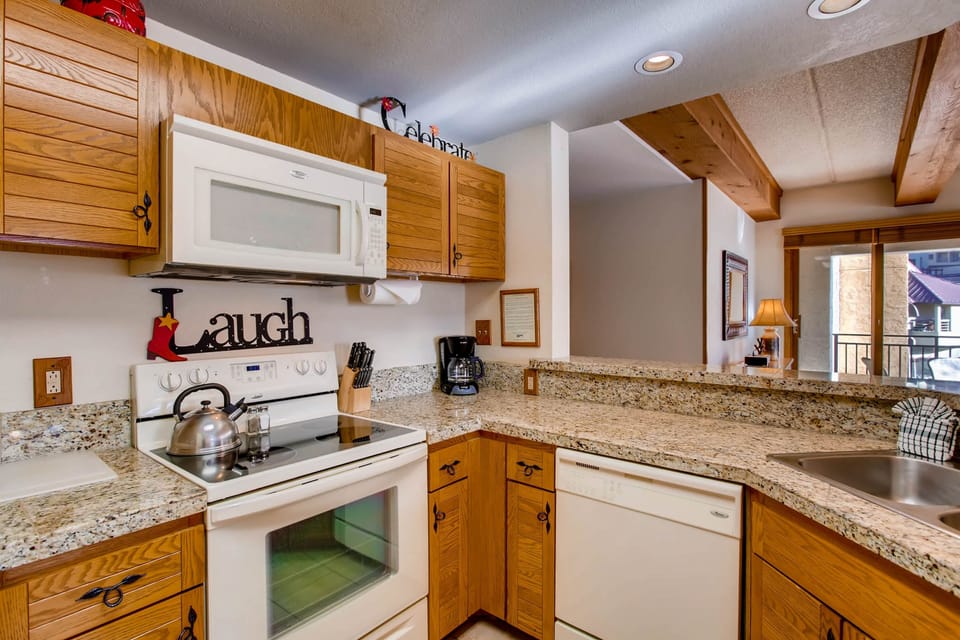 Condo, 2 Bedrooms | Private kitchen | Coffee/tea maker, oven, dining table