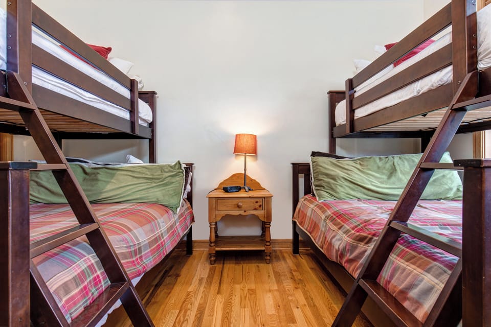 Bunk room (2 twin over full bunkbeds)