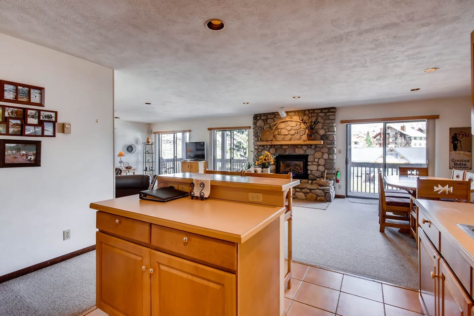 Condo, 3 Bedrooms | Private kitchen | Coffee/tea maker, oven