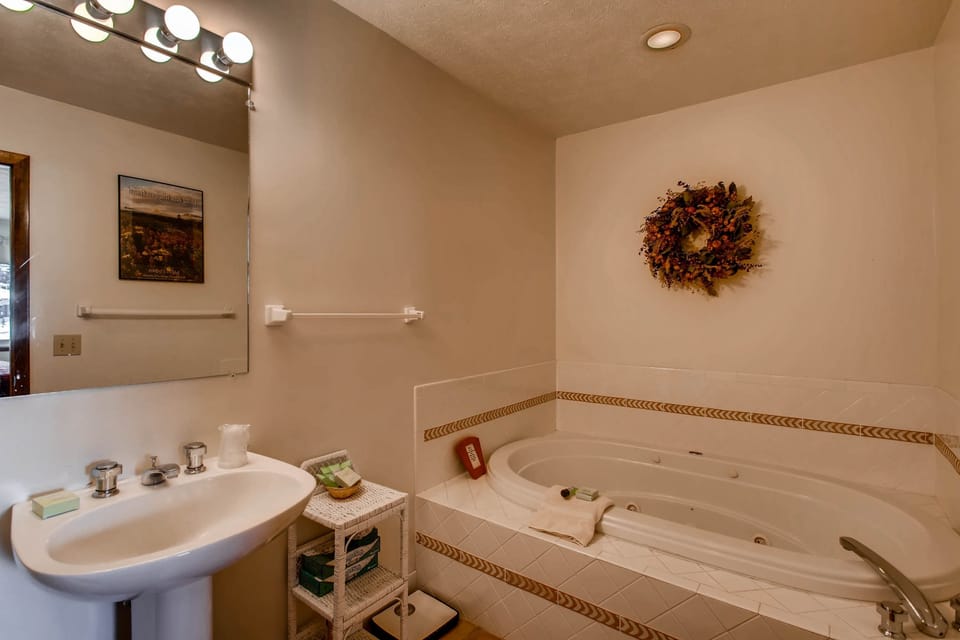 3 Br Unit With Fireplace & Mountain Views 3 Bedroom Condo - No Cleaning Fee! by RedAwning Apartment in Colorado