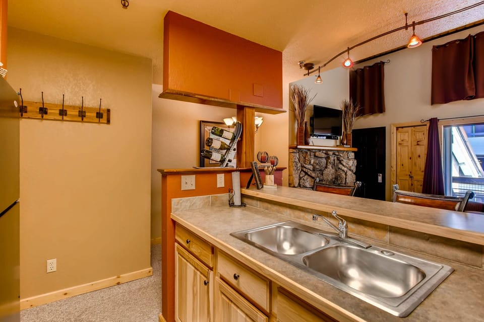 Condo, 2 Bedrooms | Private kitchen | Coffee/tea maker, oven