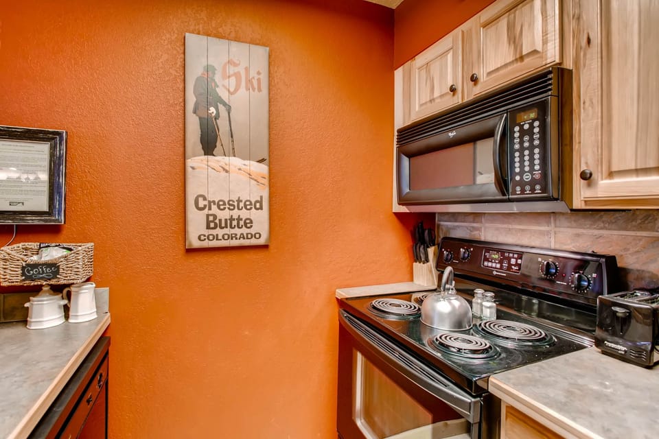 Condo, 2 Bedrooms | Private kitchen | Coffee/tea maker, oven