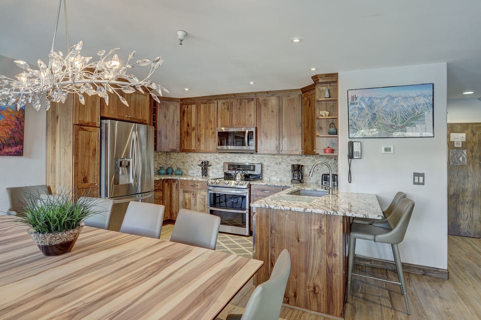 Condo, 4 Bedrooms | Private kitchen | Fridge, oven, coffee/tea maker, toaster