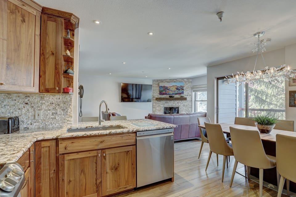 Condo, 4 Bedrooms | Private kitchen | Fridge, oven, coffee/tea maker, toaster