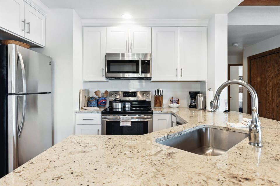 Condo, 3 Bedrooms | Private kitchen | Coffee/tea maker, oven