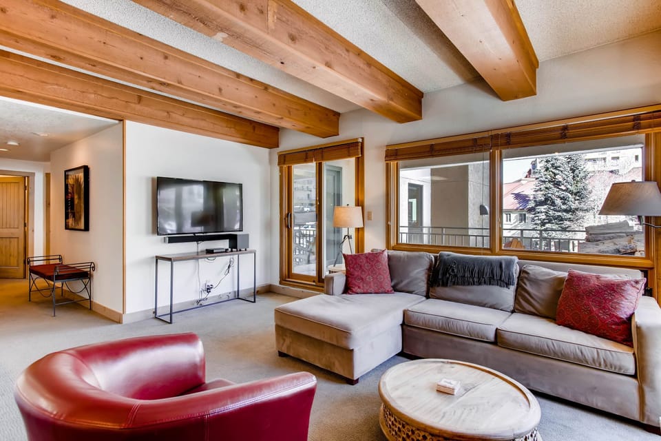 Condo, 2 Bedrooms | Living area