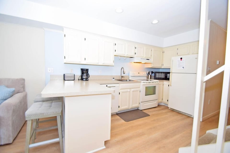 Townhome, 2 Bedrooms | Private kitchen | Coffee/tea maker, fridge, toaster