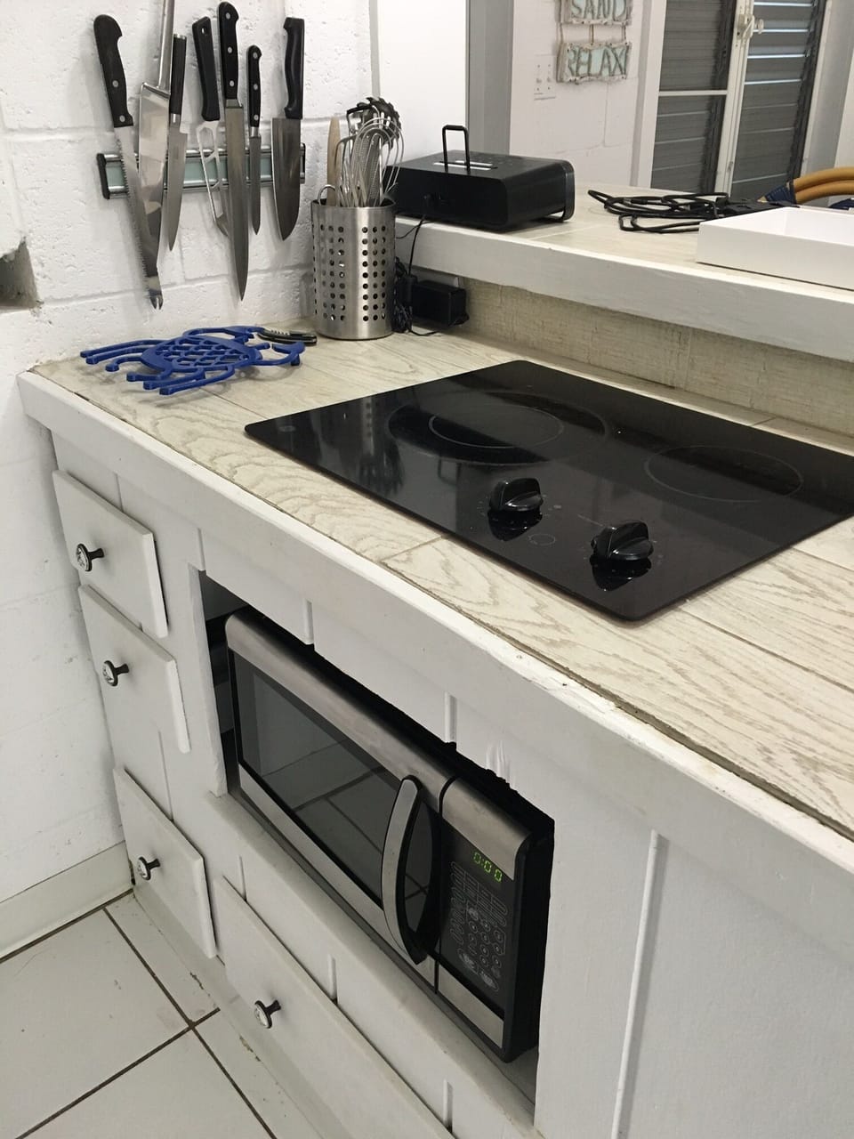 Built-in cook top & microwave.
