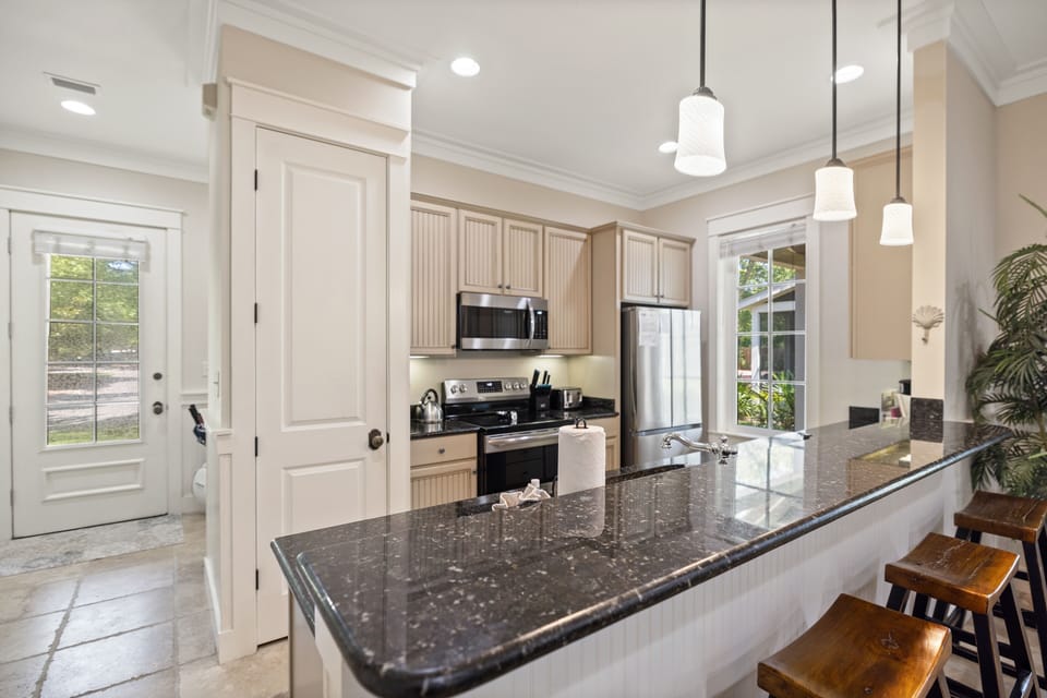 House, 4 Bedrooms | Private kitchen | Fridge, oven, coffee/tea maker, toaster