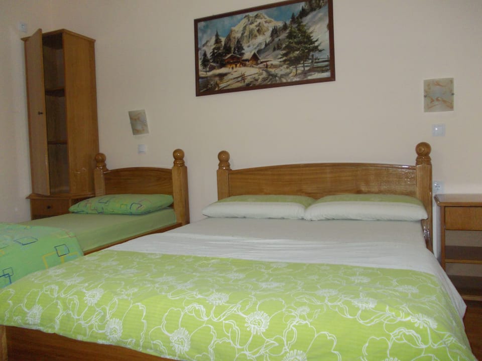 Triple Room | Iron/ironing board, free WiFi