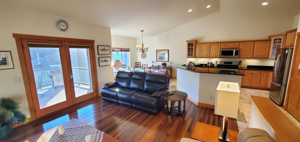 Upstairs Living Room 