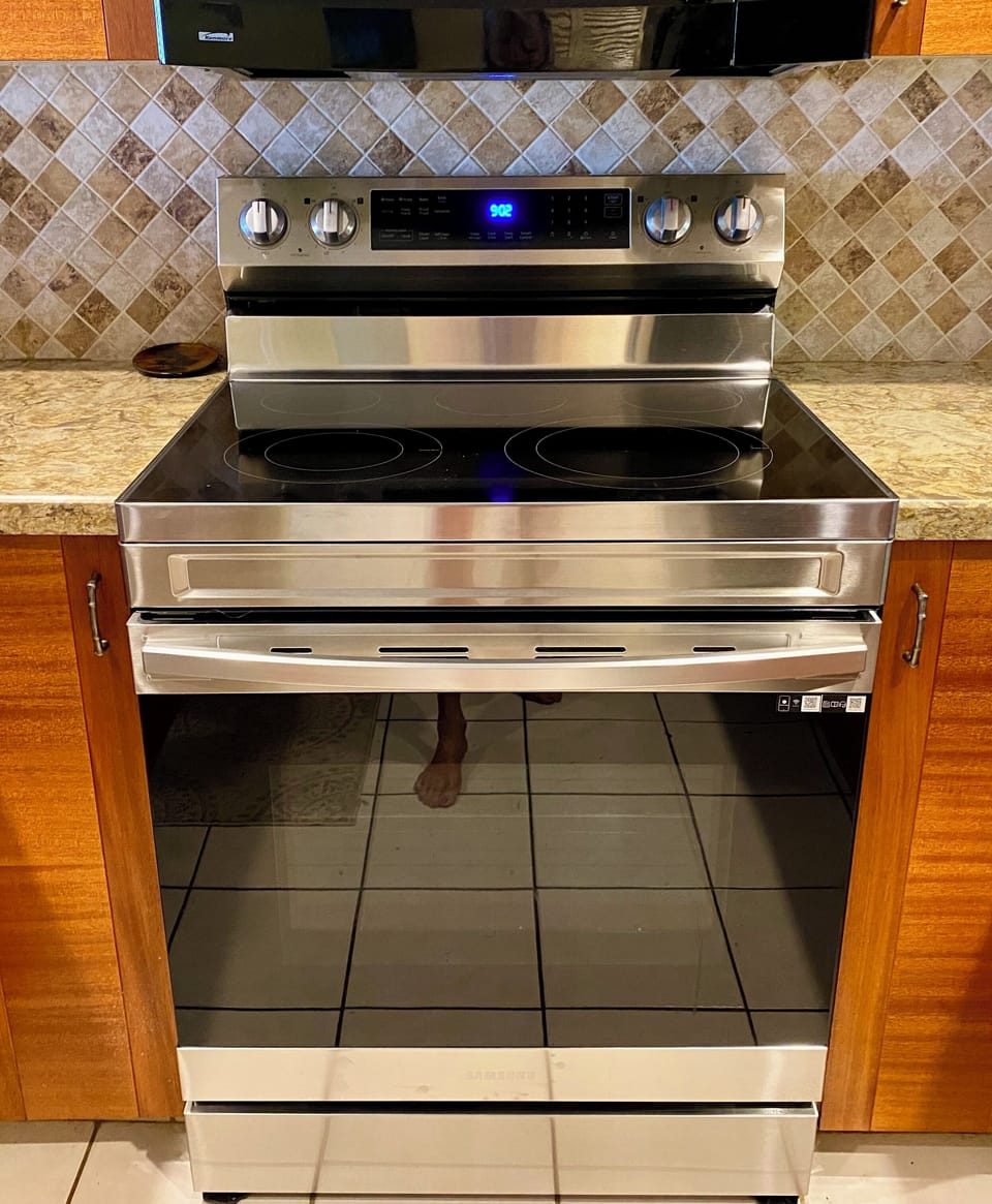 Brand new Samsung glass top electric 5-burner range & oven with air-fry option