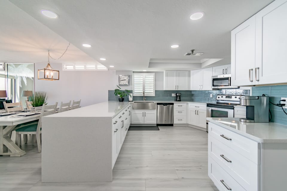 Large spacious kitchen. Fully equipped.