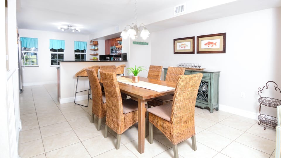 Dining Area & Breakfast Bar - 2nd Floor