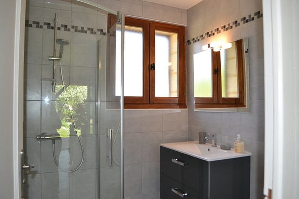 Double Room, Non Smoking, Garden View | Bathroom | Shower, free toiletries, hair dryer, towels