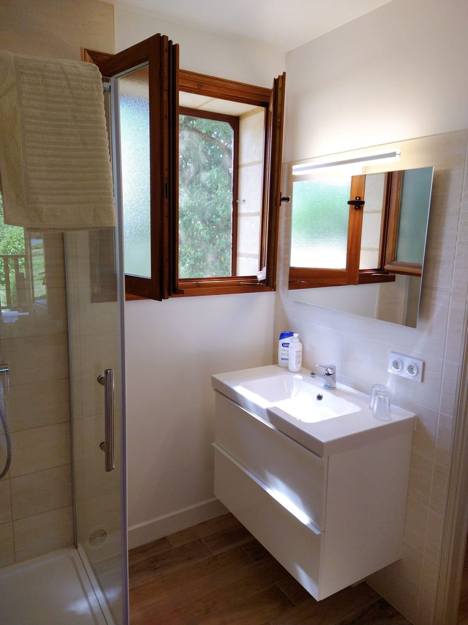 Double Room, Non Smoking, Garden View | Bathroom | Shower, free toiletries, hair dryer, towels