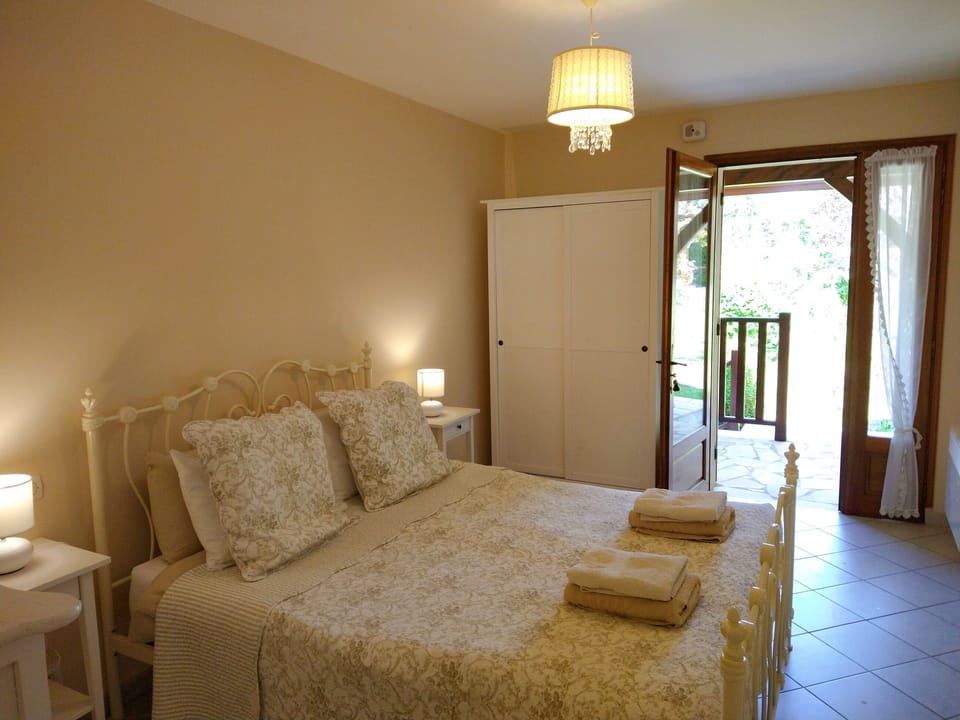 Double Room, Non Smoking, Garden View | Individually decorated, individually furnished, free WiFi, bed sheets