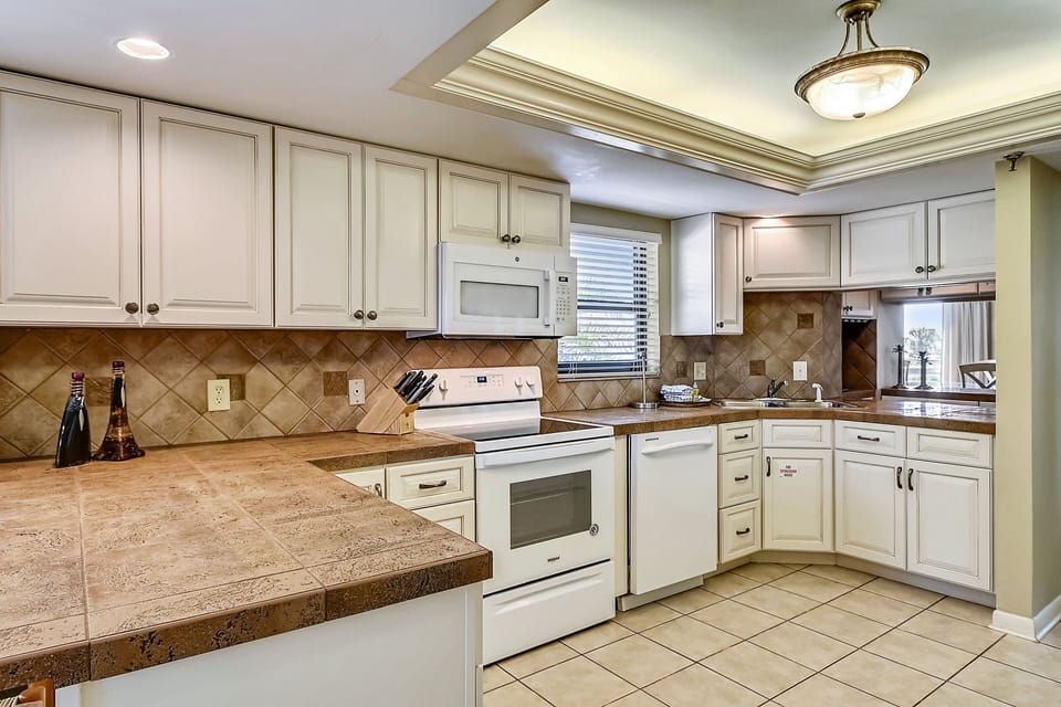 Condo, 3 Bedrooms | Private kitchen | Fridge, microwave, oven, dishwasher