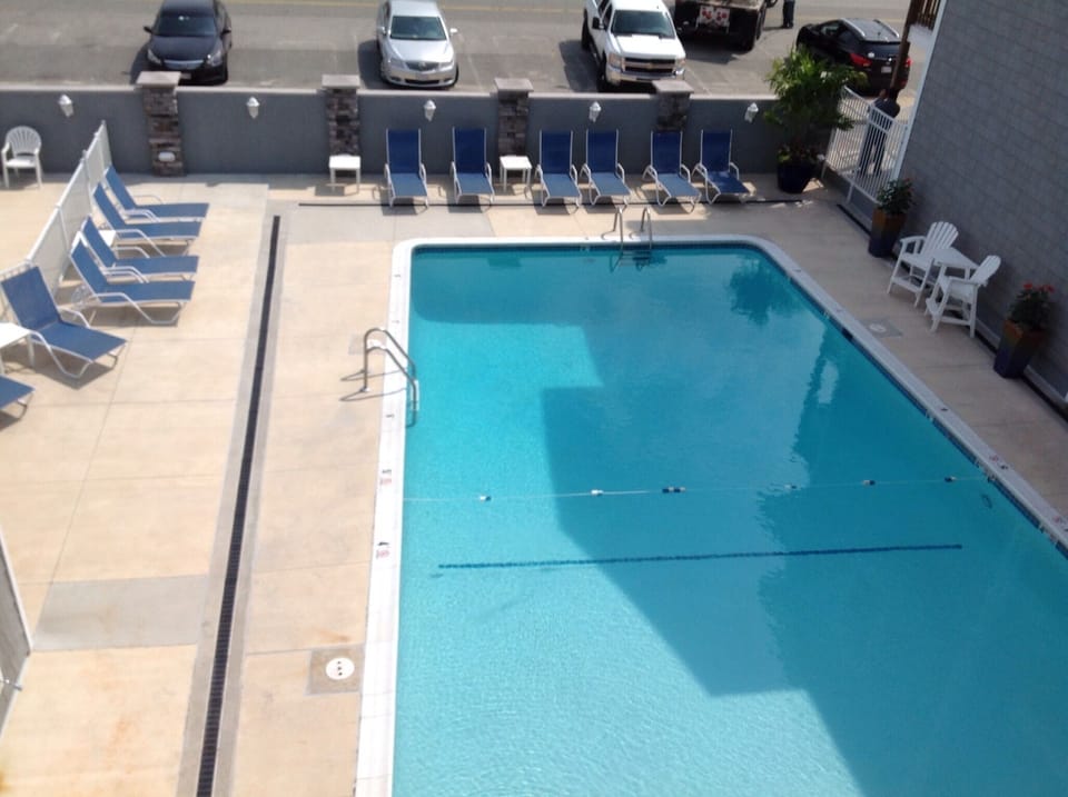 Large pool with plenty of seating