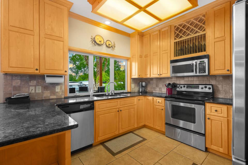 Granite Kitchen Counter Tops and Stainless Appliances