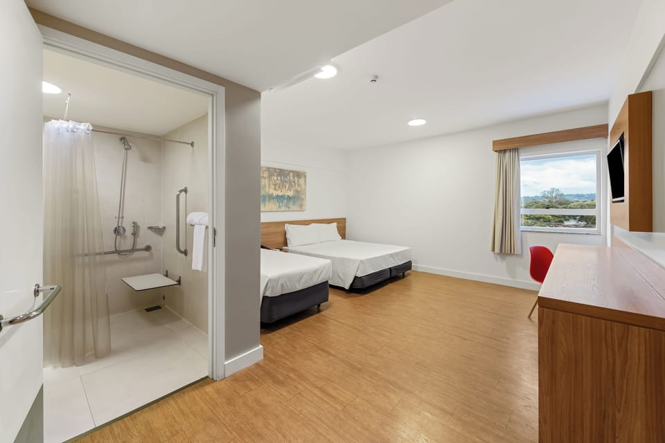 Superior Adaptado | Minibar, desk, blackout drapes, free WiFi