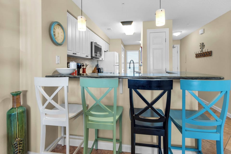Kitchen bar with seating for 4