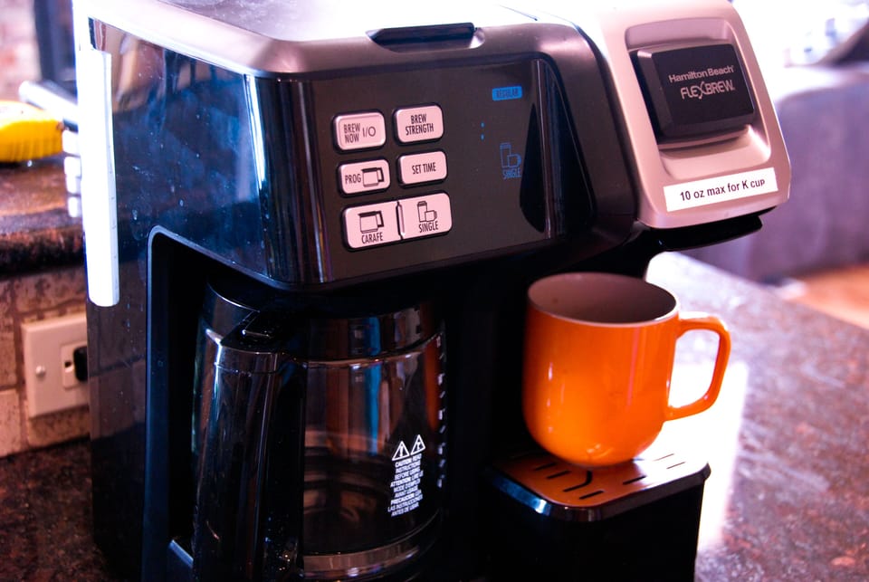 Coffee machine with carafe and k-cup options