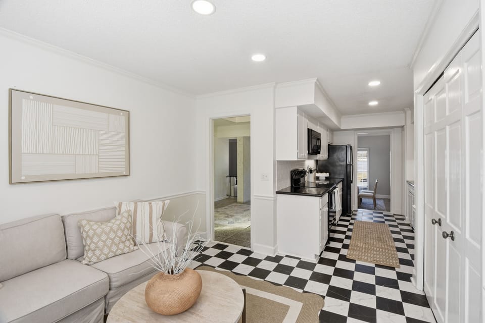 Kitchen & Seating Area