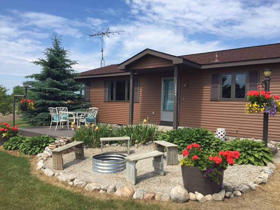 Outdoor dining/ patio and fire pit perfect
