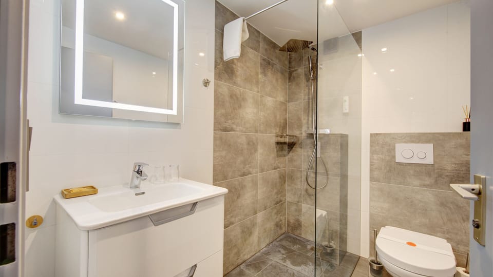 Superior Double Room | Bathroom | Free toiletries, hair dryer, towels
