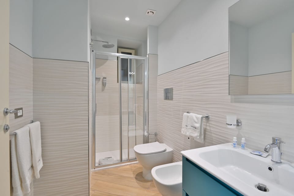Deluxe Suite, Private Bathroom (camera atena) | Bathroom