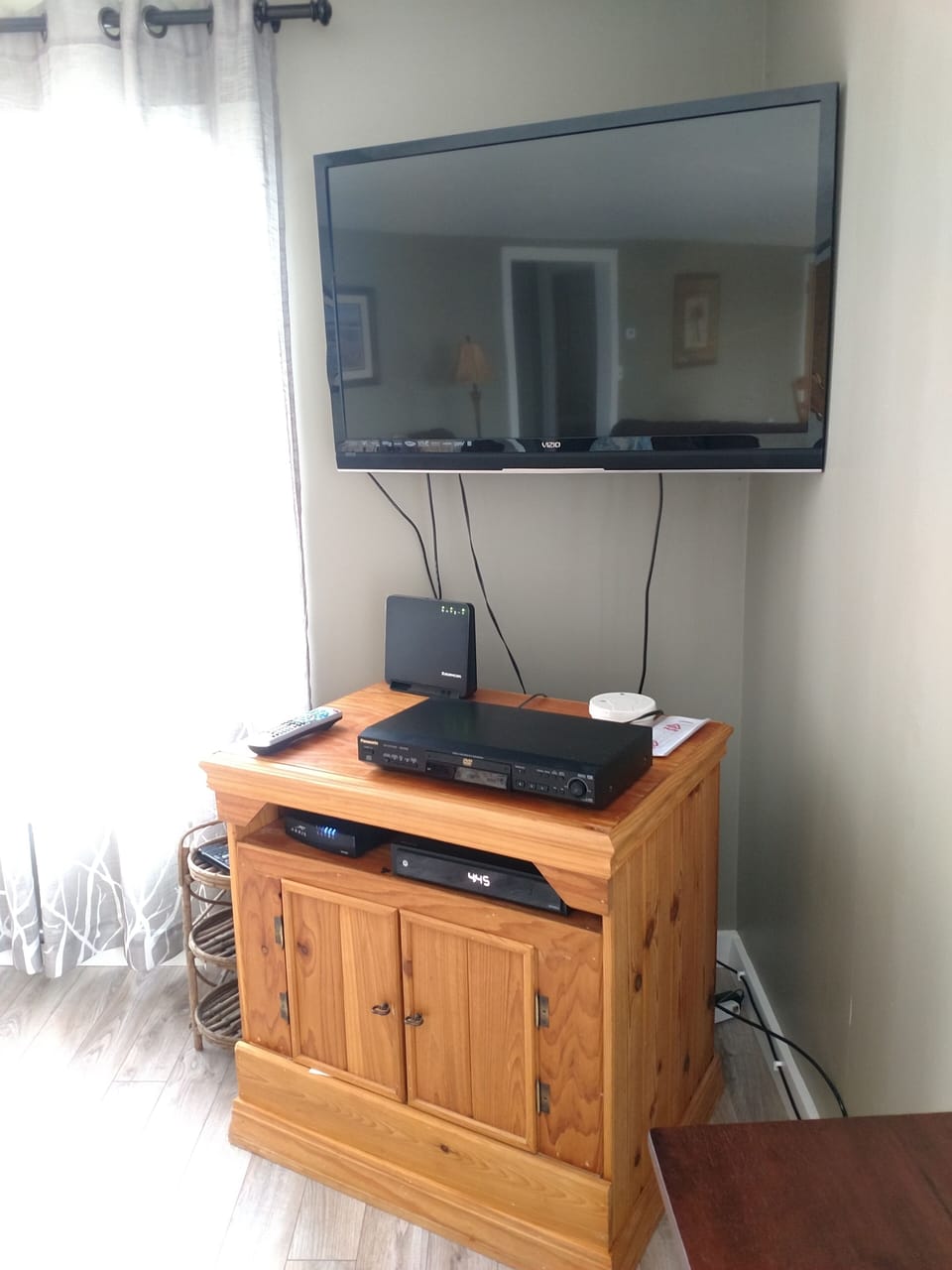 Flat Screen TV, Cable, WiFi, DVD player. - Upper level.